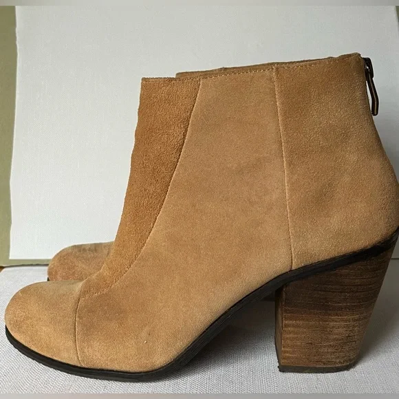 Suede ankle boot with wood